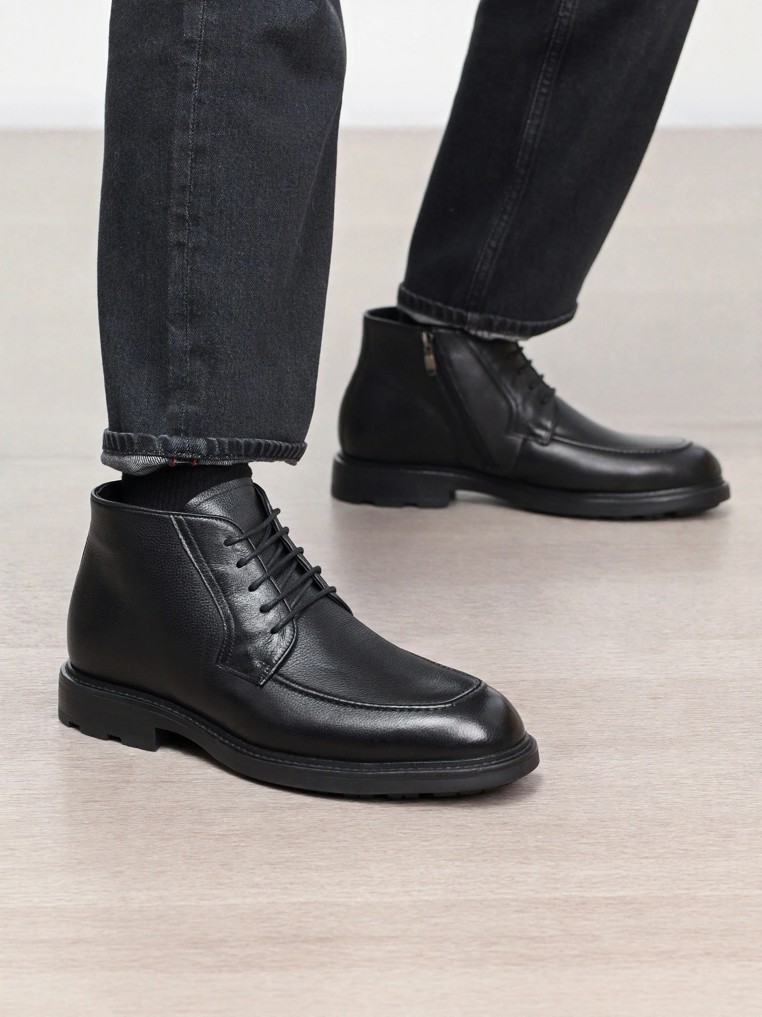 Ботинки черного цвета на рельефной подошве